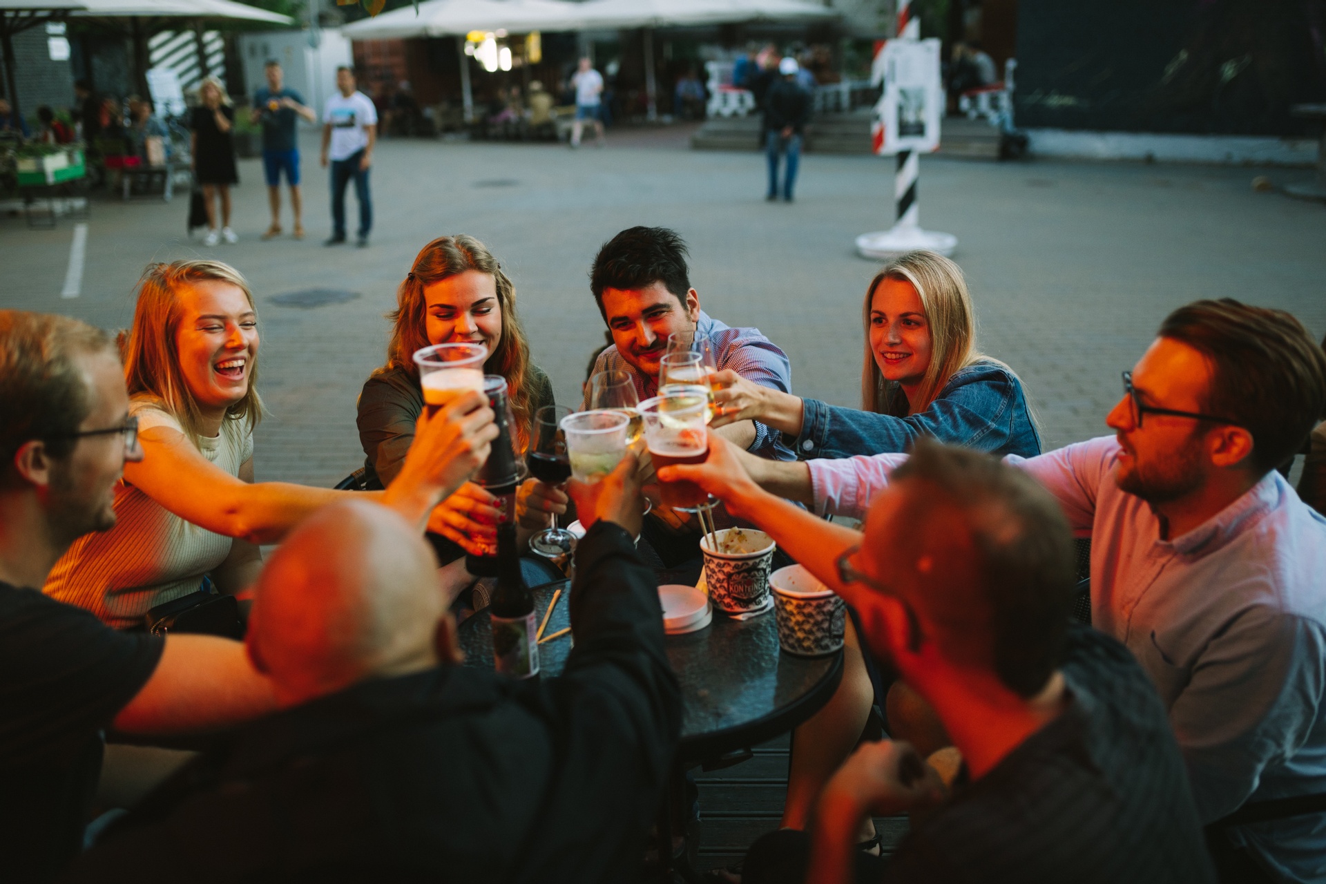 Friends gathering in bar_Rasmus Jurkatam