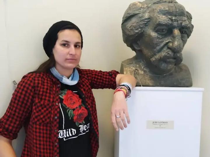 Ana and the bust of Juri Lotman